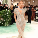 Jennifer López deja a todos boquiabiertos en el Met Gala