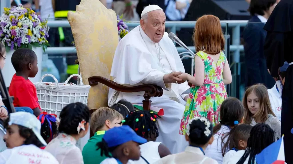 El papa se rodea de miles de niños en el estadio de Roma para pedir paz