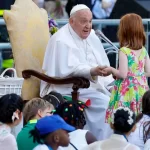 El papa se rodea de miles de niños en el estadio de Roma para pedir paz