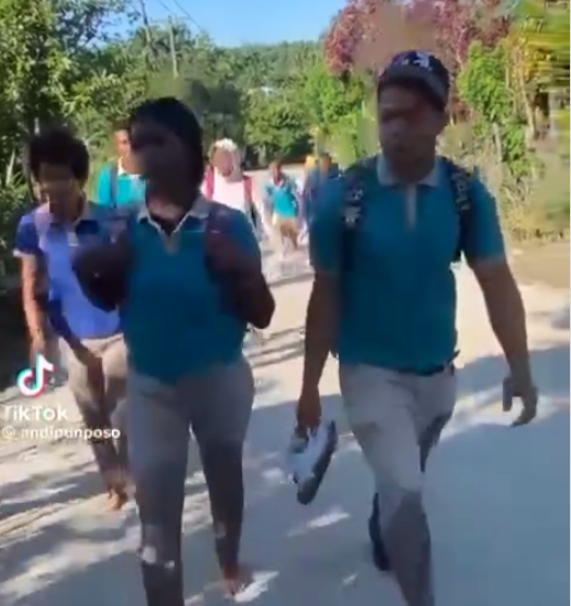 Estudiantes de La Jagua en San Juan de la Maguana piden puente para poder cruzar el río a la escuela