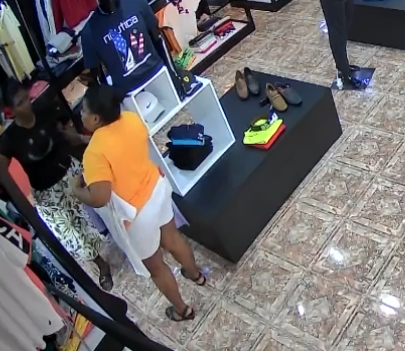 ¡Robo al descubierto! Cámaras capturan a mujeres robando tienda en Navarrete