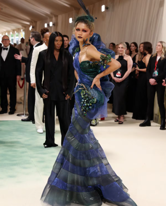 Zendaya usa look estrambótico y vanguardista en el Met Gala