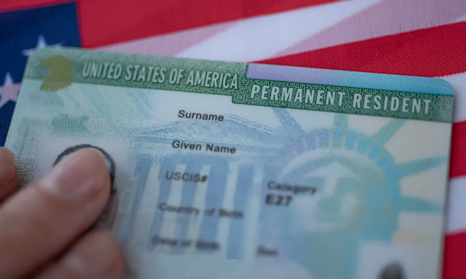 ¿Cuándo y cómo pueden los indocumentados cónyuges aplicar por la Green Card?