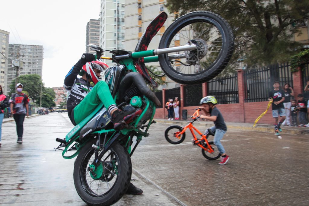 Maduro declara las piruetas en motocicletas como un deporte nacional de Venezuela