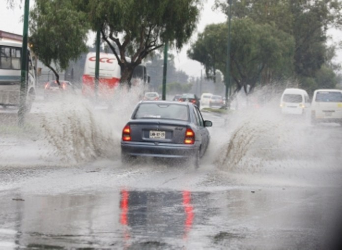 Continúan los aguaceros en RD mientras emiten alerta por huracán Beryl