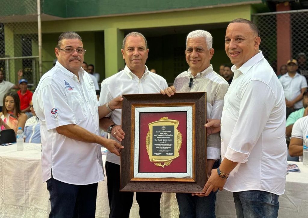 Asociación de Softball de  Sánchez Ramírez reconoce al  presidente del Senado Ricardo de los Santos