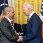 Policía dominicano que defendió el Capitolio para a apoyar a Biden