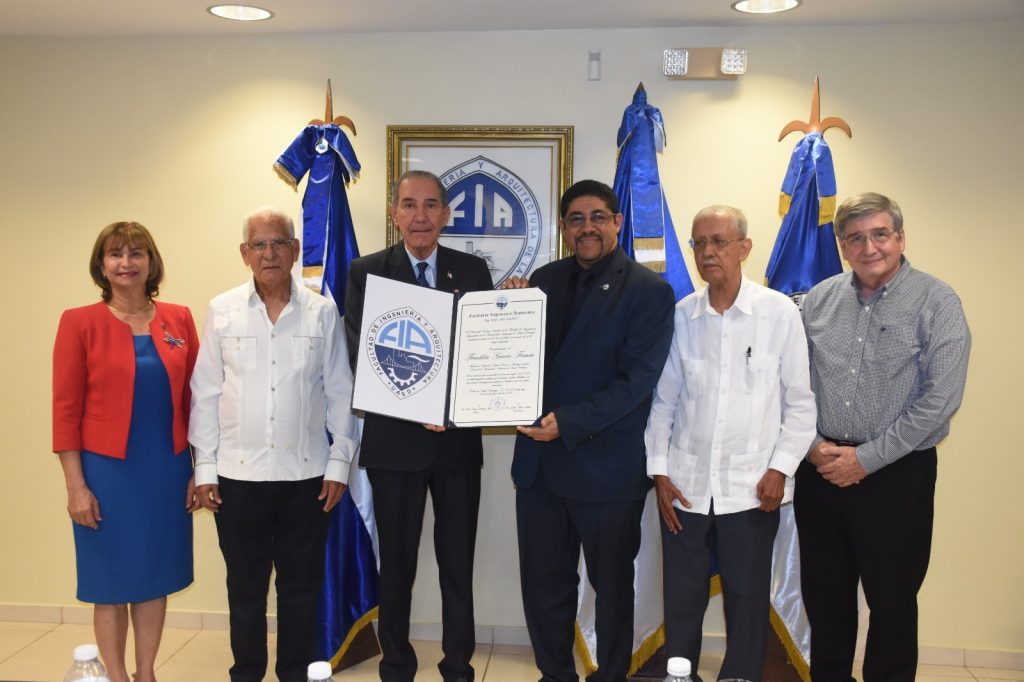 Franklin García Fermín es reconocido por el Consejo de la Facultad de Ingeniería de la UASD