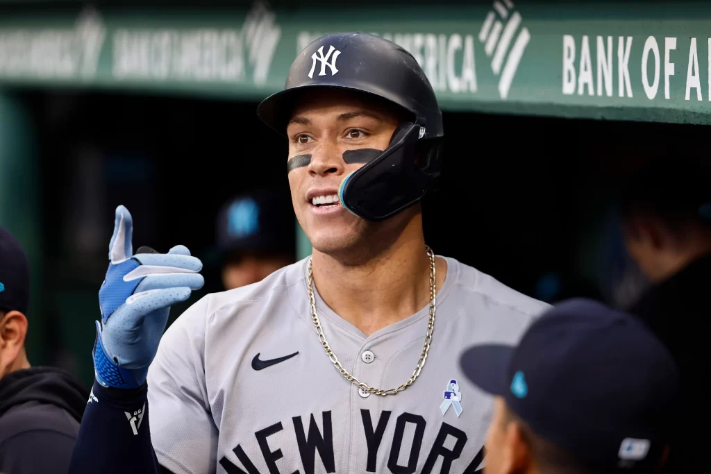 Jugador Aaron Judge abandona juego tras ser golpeado por una pelota