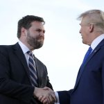 Senador J.D. Vance, el favorito para vicepresidente de Trump según un sondeo