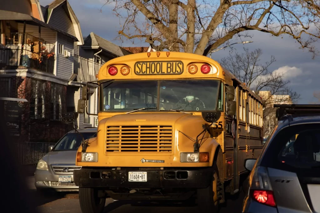 Fiscalía de Nueva York arremete contra buses escolares por contaminación