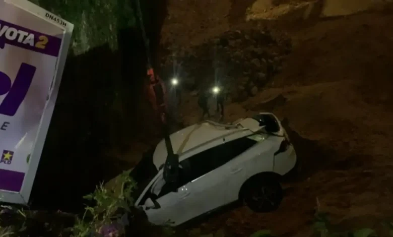 Cae otro vehículo en hueco de construcción en el Distrito Nacional