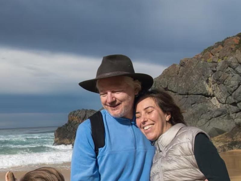 Assange se recupera con su familia en una playa de Australia tras su liberación