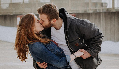 ¡Un muahh! Hoy celebramos el Día Internacional del Beso Robado