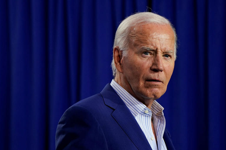 Biden da positivo al covid-19 mientras crece la presión para que abandone la campaña