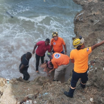 Defensa Civil rescata joven se habría lanzado al mar caribe en Santo Domingo