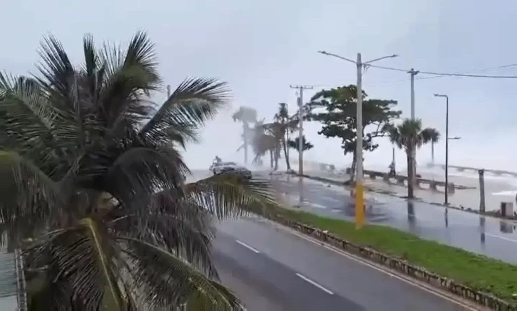 Ciudadanos desafían las fuertes olas en la zona del malecón de Santo Domingo