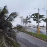 Ciudadanos desafían las fuertes olas en la zona del malecón de Santo Domingo