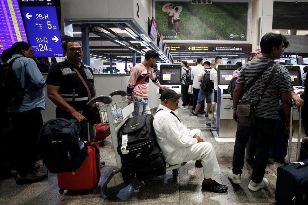 España restablece sistemas de tráfico aéreo tras cancelar un centenar de vuelos