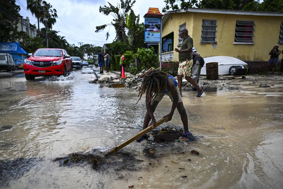 Huracán Beryl deja al menos 6 muertos y destrucción en el Caribe