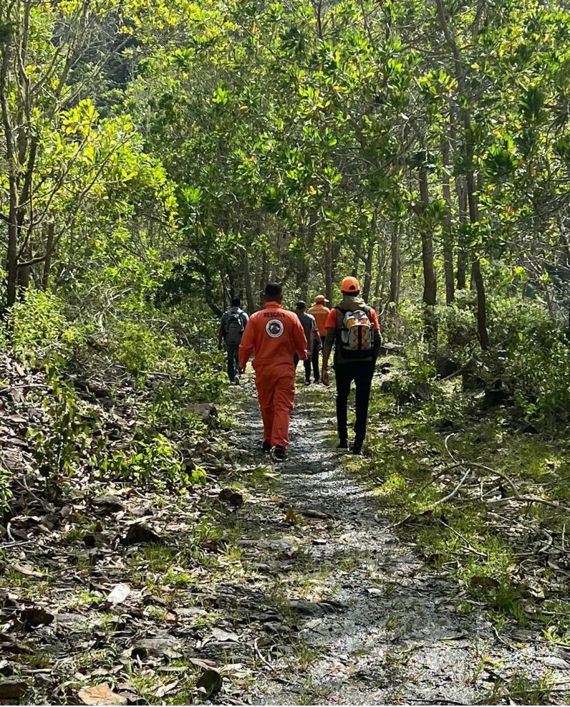 Defensa Civil activa búsqueda de mujer desaparecida durante senderismo en Constanza