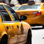 Tres sujetos roban a punta de cuchillo a una joven taxista en Brooklyn