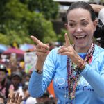 María Corina Machado recibe aclamaciones en centros de votación de Venezuela