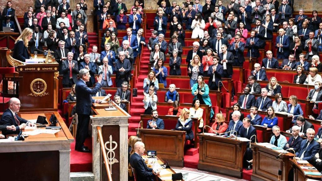 Izquierda francesa lidera Asamblea Nacional tras legislativas