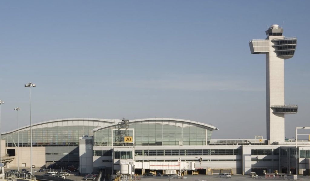 Varios heridos y vuelos retrasados por incendio en aeropuerto JFK