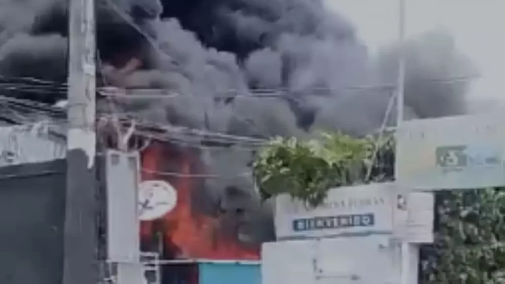 Otro incendio en la autopista Duarte, ahora en una fábrica de muebles