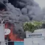 Otro incendio en la autopista Duarte, ahora en una fábrica de muebles