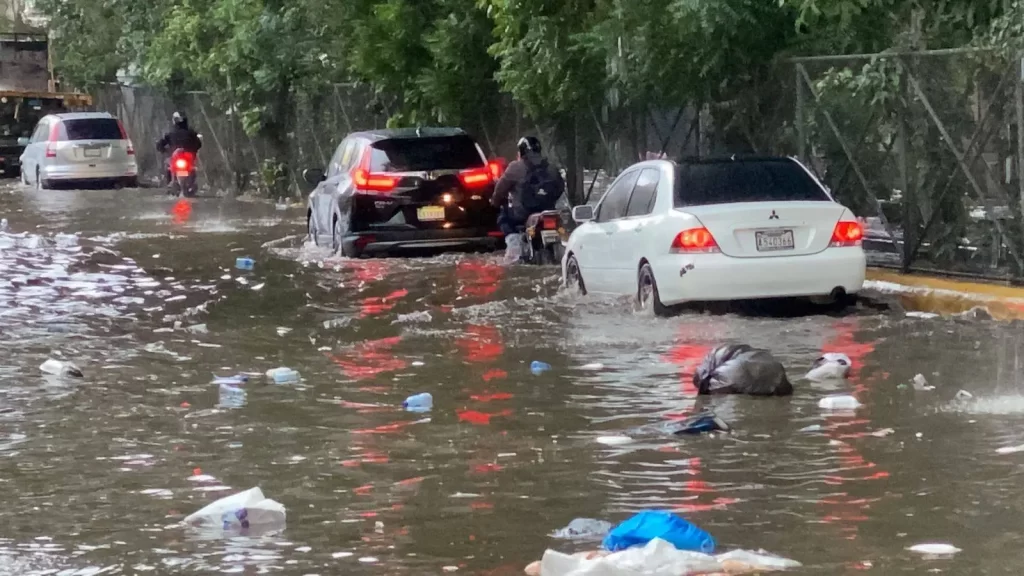 Se inunda la capital dominicana tras lluvias de este jueves