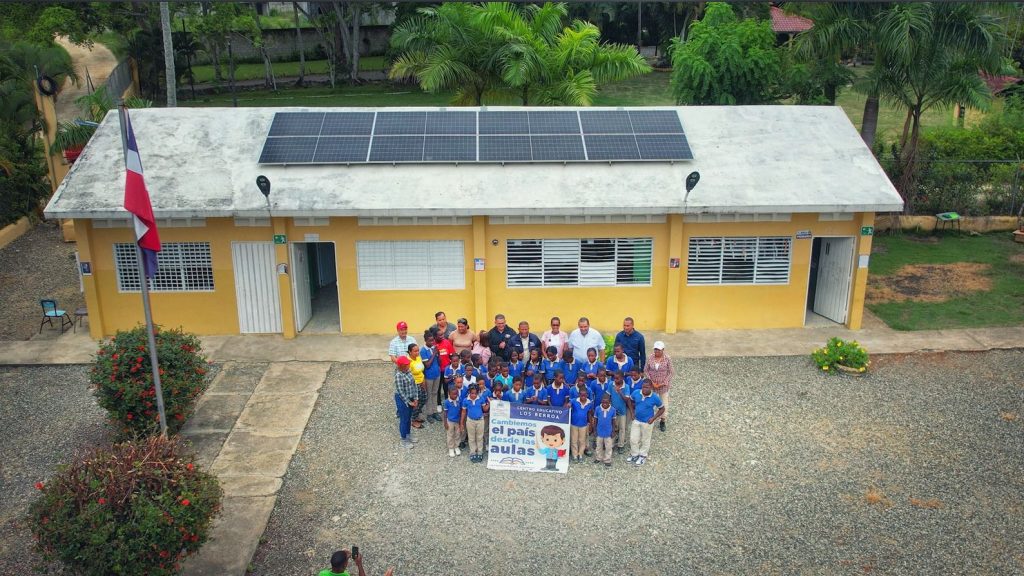 CNE lleva paneles solares a escuelas del municipio Guerra en Santo Domingo Este