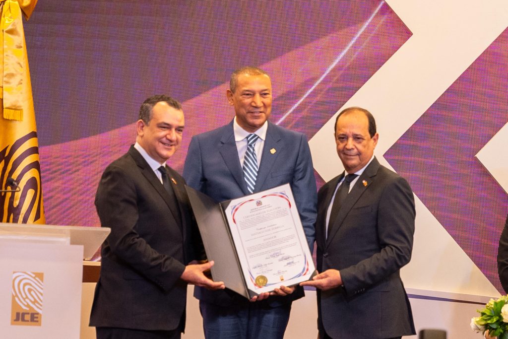 Senador Zorrilla recibe certificado de la JCE como candidato electo por tercer período consecutivo