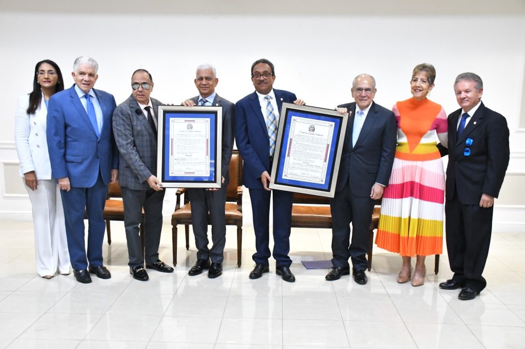 Senado reconoce trayectorias del médico Jesús Feris Iglesias y cantautor Marcos Caminero