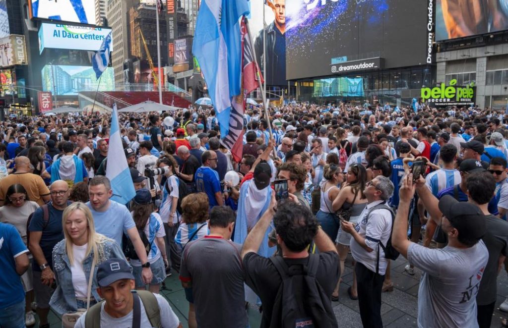 Argentinos vuelven a tomar Times Square en un nuevo “banderazo”