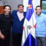 Cónsul Eligio Jáquez recibe visita de artistas dominicanos