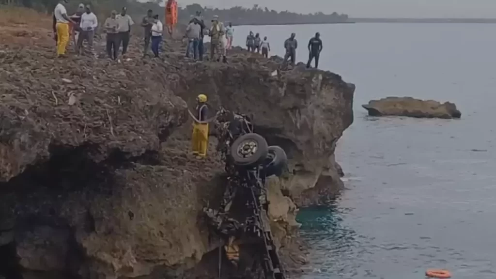 Rescatan del mar camión que manejaba chofer reportado como desaparecido