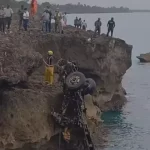 Rescatan del mar camión que manejaba chofer reportado como desaparecido