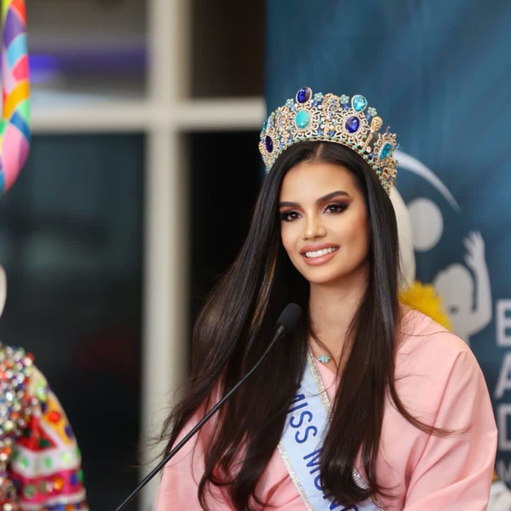 Denuncian robo de corona valorada en 10 mil dólares a Miss Mundo RD en Puerto Rico