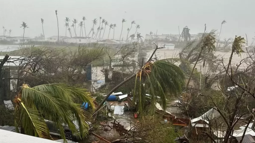 Beryl deja más de 330.000 clientes sin luz en Islas Caimán y su isla más grande sin agua