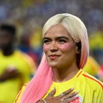 Karol G canta el himno de Colombia en la final de la Copa América