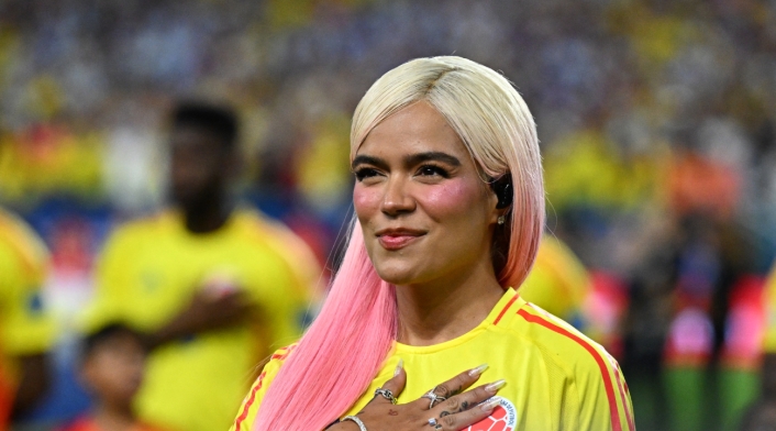 Karol G canta el himno de Colombia en la final de la Copa América