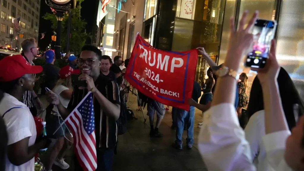 Decenas de personas hicieron hoy vigilia en Torre Trump de Nueva York 