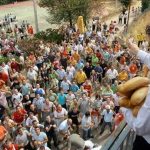 La peculiar tradición de un pueblo en España donde “llueven los panes y queso”