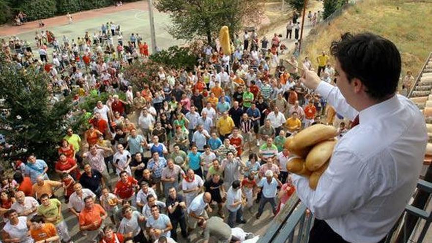 La peculiar tradición de un pueblo en España donde “llueven los panes y queso”