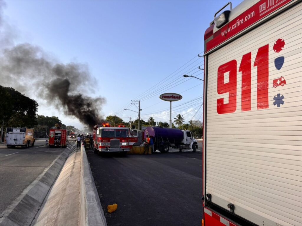 911 brinda asistencia tras explosión de un camión de gas en La Vega