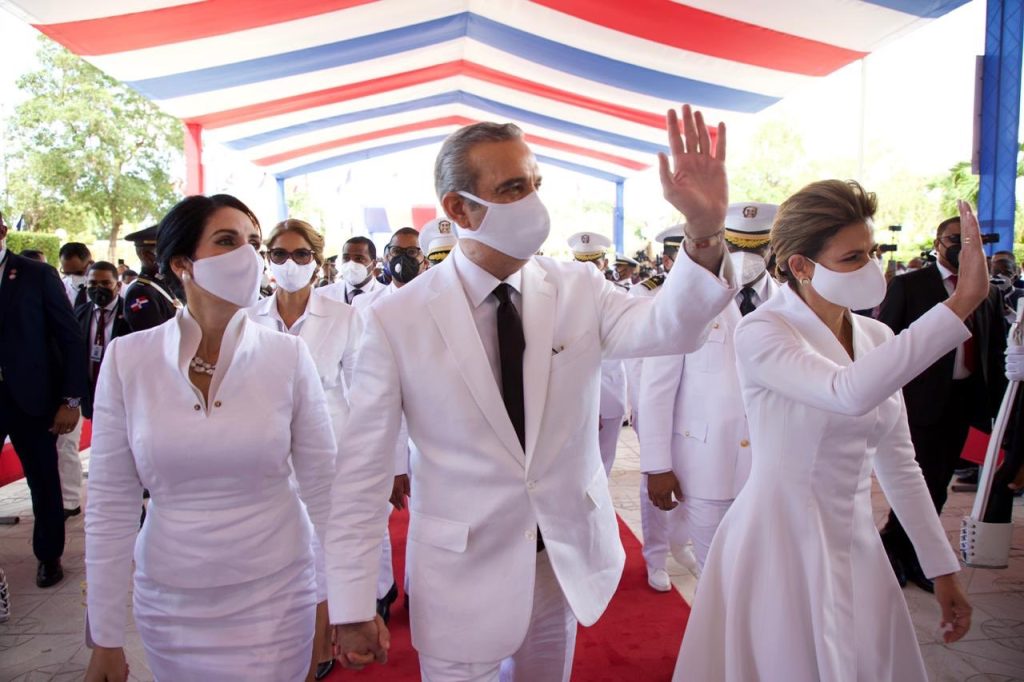 La vestimenta en la juramentación del presidente de RD, ¿Porqué de color blanco?