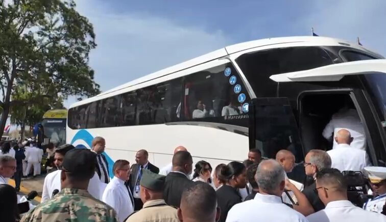 Legisladores se trasladaron en autobuses a juramentación de Abinader