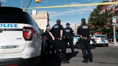 Capturan a pareja por golpear anciana de 82 años de El Bronx